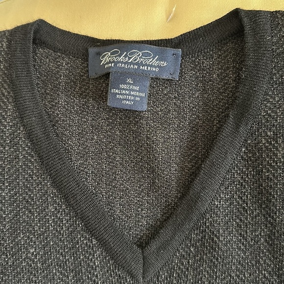 Brooks Brothers black / charcoal  Italian wool V-neck sweater - Picture 2 of 5